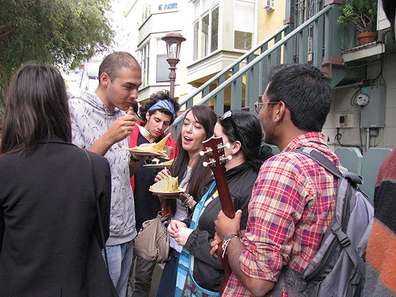 streetfood-fest-eaters-on-sidewalk_3243