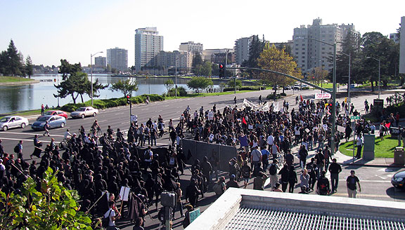black-bloc-along-Lake-Merritt_4810