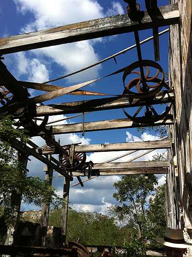abandoned-pulleys-at-uayacel_5385-(2)