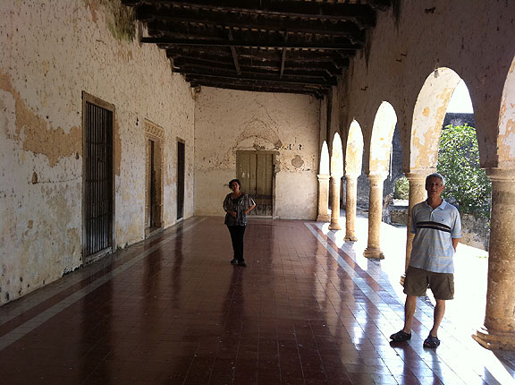 adri-and-lorenzo-in-corridor-at-uayacel_5395