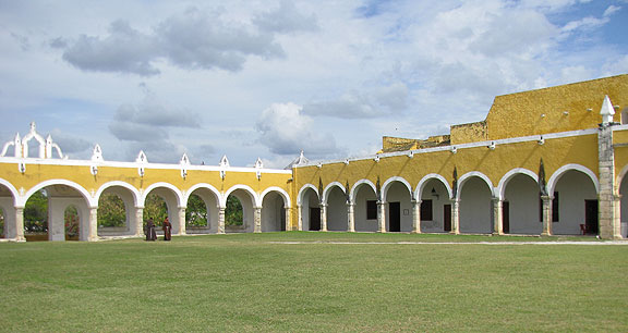 convent-Izamal-w-frailes_5508