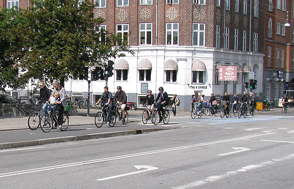 bike-traffic-on-norrebrogade_7977