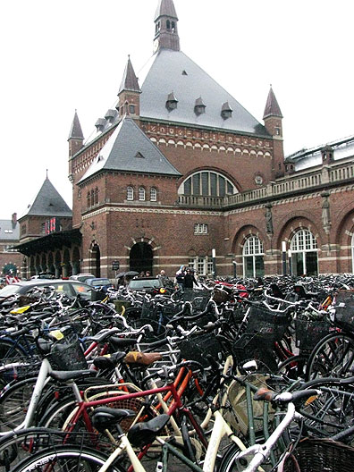 bikes-parked-at-hovedbanegarn_7954