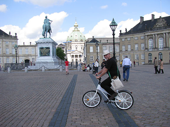 cc-on-public-bike-at-amalienborg_7958