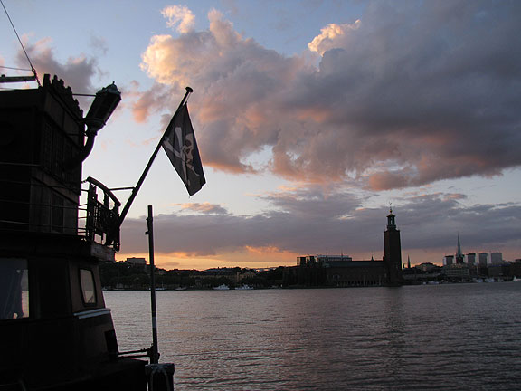stockholm-sunset-city-hall-and-pirate-ship_8975