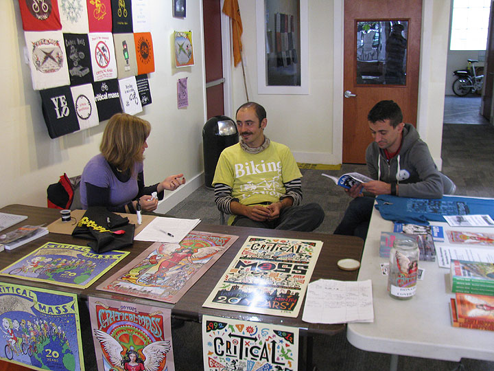 Italians-at-Welcome-Center_0400