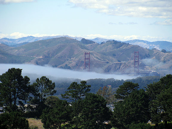 Gorgeous clear day yesterday... a bit of fog trying to sneak in the Golden Gate.... seen here from Twin Peaks.