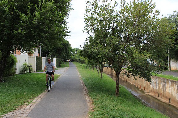 This is the bikeway I took to get from the northern neighborhood where I was staying to the Forum every day. Really a great system, though it should be radically expanded.