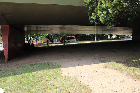 The area under this highway overpass will be turned into an architecturally wild DIY bike kitchen by the time I get back to Porto Alegre again...