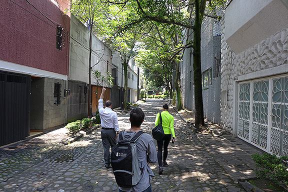 Had a surprising tour from my geography professor through the old pueblo of Chimalistac, practically adjacent to the campus but well hidden by wide boulevards choked with traffic.