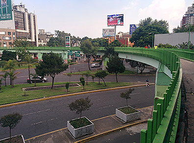 Wandering around in southern neighborhoods I crossed the Division del Norte intersection of several major boulevards on this overpass.